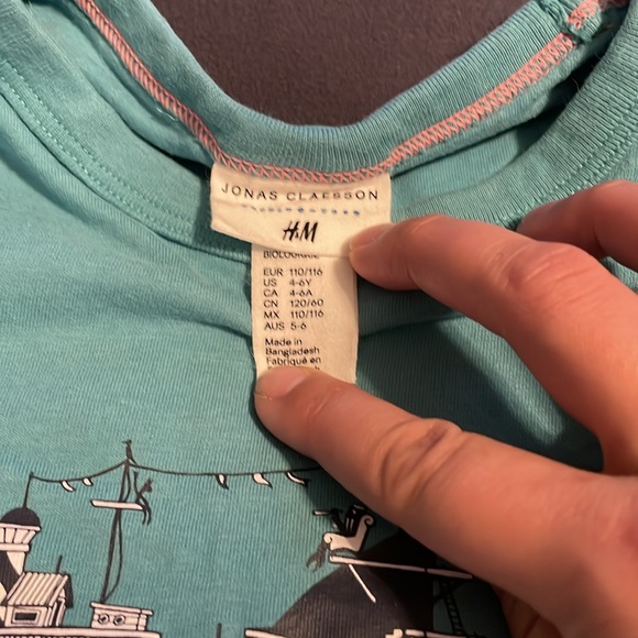 H&M x Jonas Claesson boys t-shirt teal with shark design. Size 4-6 yrs. - Picture 2 of 6